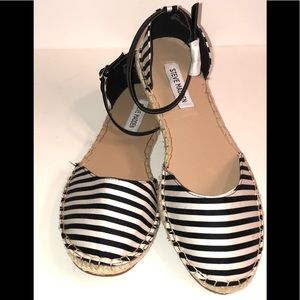 • NEW • Steve Madden Sandals